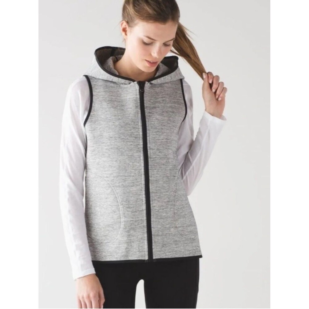 LULULEMON  Insculpt Vest Spacer
Hooded Reversible Fabric
Heathered Gray